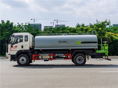 東風(fēng)運(yùn)水車領(lǐng)跑遼寧市場(chǎng)，灑水車廠家品種繁多滿足多元需求